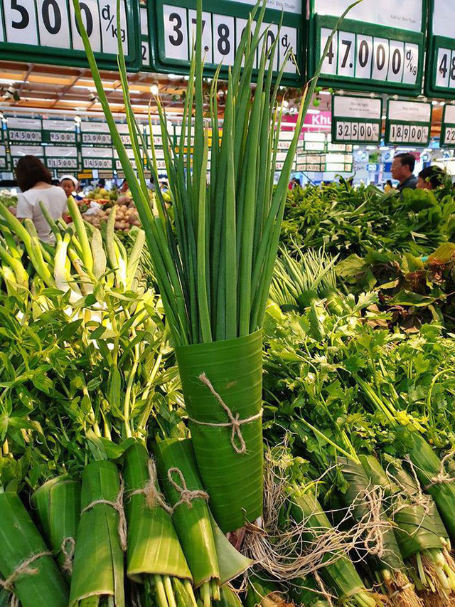 Một đại gia bán lẻ Việt dùng lá chuối thay nilon bọc thực phẩm, free nước lạnh/trà đá cho khách hàng những ngày nắng nóng - Ảnh 1.