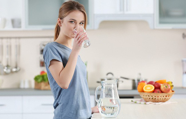 Từ chuyện cô gái 20 tuổi bị ngộ độc nước, xem lại những lưu ý khi uống nước mà bất kì ai cũng phải biết - Ảnh 1.