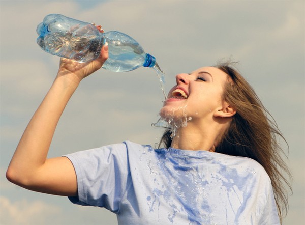 Từ chuyện cô gái 20 tuổi bị ngộ độc nước, xem lại những lưu ý khi uống nước mà bất kì ai cũng phải biết - Ảnh 2.