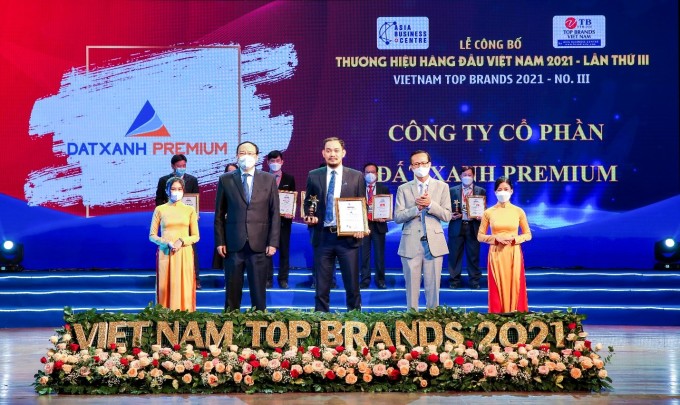 Ông Nguyễn Tấn Vinh (giữa) - Tổng Giám Đốc Dat Xanh Premium nhận bằng khen và cup vinh danh Top 10 thương hiệu hàng đầu Việt Nam 2021