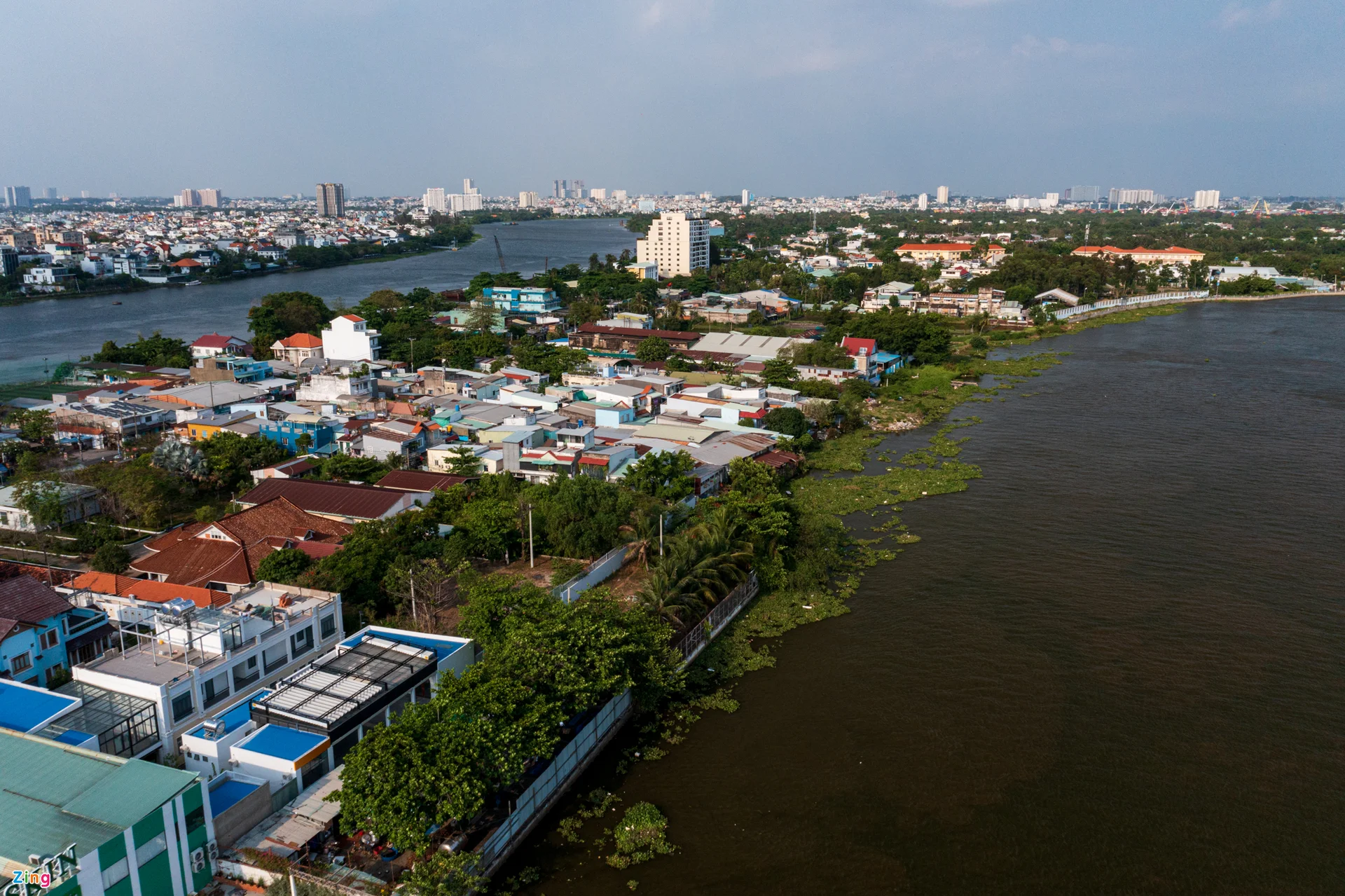 Nhiều công trình ven sông Sài Gòn không đảm bảo chiều rộng hành lang bờ sông do yếu tố lịch sử