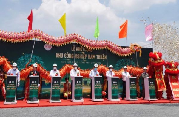Lễ khởi công khu công nghiệp Nam Thuận (xã Đức Hòa Đông, huyện Đức Hòa) với diện tích 308ha, kinh phí đầu tư khoảng 5.300 tỷ đồng.