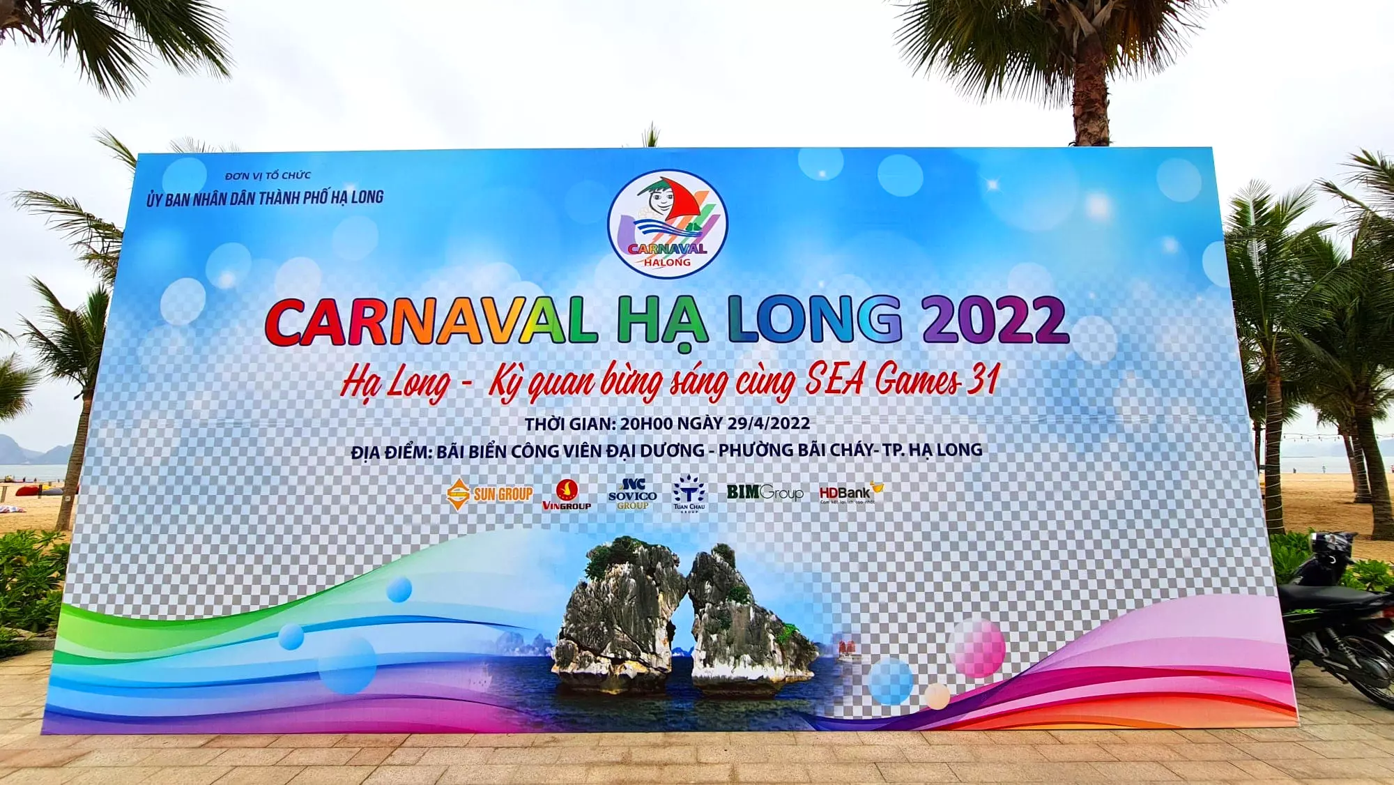 Biển quản cáo Carnaval Hạ Long 2022 với phần ô bàn cờ chiếm phần lớn