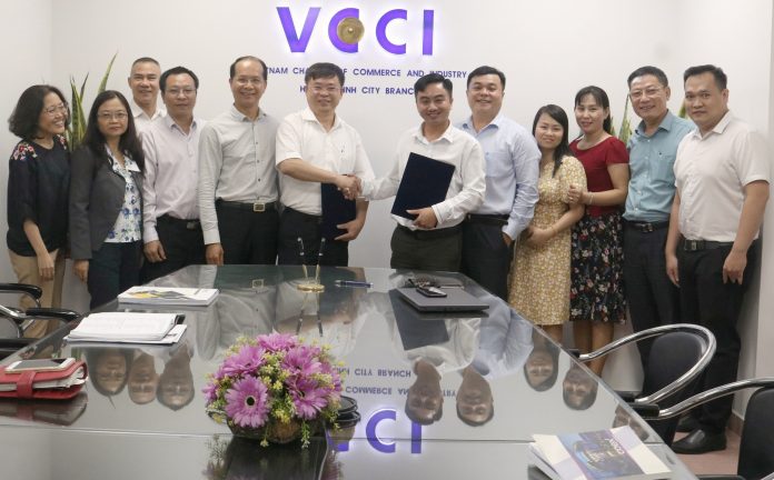 Phòng Thương mại và Công nghiệp Việt Nam (VCCI) là tổ chức quốc gia tập hợp và đại diện cho cộng đồng doanh nghiệp, doanh nhân, người sử dụng lao động và các hiệp hội doanh nghiệp ở Việt Nam nhằm mục đích phát triển, bảo vệ và hỗ trợ cộng đồng doanh nghiệp, góp phần phát triển kinh tế - xã hội của đất nước, thúc đẩy các quan hệ hợp tác kinh tế, thương mại và khoa học - công nghệ với nước ngoài trên cơ sở bình đẳng và cùng có lợi, theo quy định của pháp luật. Chi nhánh VCCI tại Thành phố Hồ Chí Minh (VCCI-HCM) là Chi nhánh lớn nhất, hoạt động trên địa bàn TP. Hồ Chí Minh và 6 tỉnh thành phía Nam: Bình Dương, Bình Phước, Đồng Nai, Lâm Đồng, Long An, Tây Ninh. TẦM NHÌN Trở thành tổ chức hàng đầu đại diện cho cộng đồng doanh nghiệp tại phía Nam. SỨ MỆNH Nâng cao năng lực cạnh tranh của cộng đồng doanh nghiệp thông qua các hoạt động đại diện, xúc tiến và xây dựng năng lực. GIÁ TRỊ CỐT LÕI Uy tín - Minh bạch - Chuyên nghiệp - Đổi mới sáng tạo - Tinh thần cộng đồng.