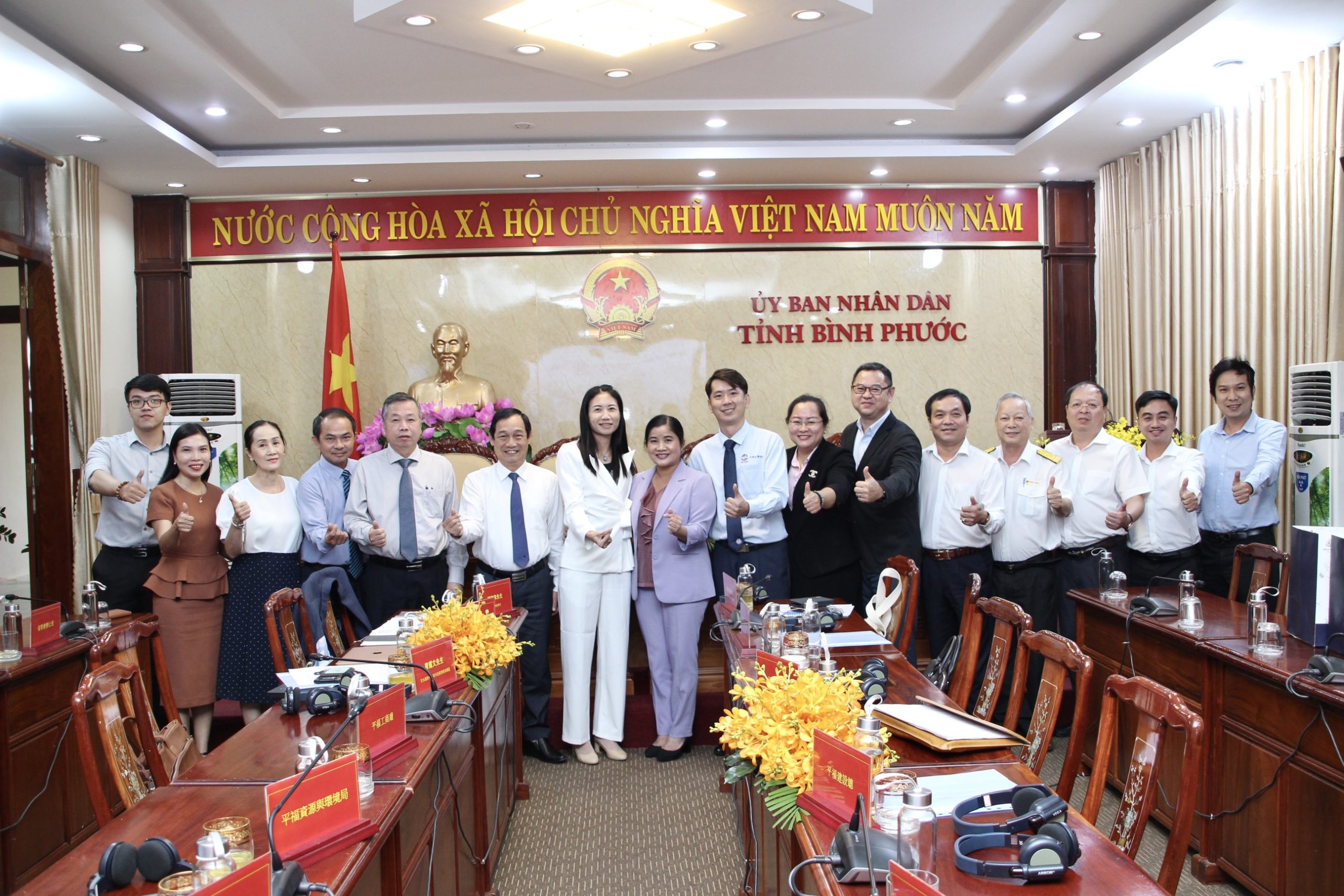Lãnh đạo tỉnh Bình Phước chụp hình lưu niệm cùng các đại biểu tham dự Hội thảo